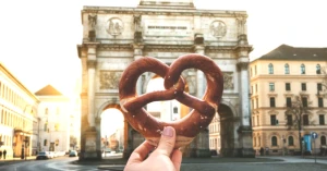 Almanya’nın Sokak Lezzetleri Haritası: Pretzel ve Currywurst İle Bir Yolculuğa Çıkın!